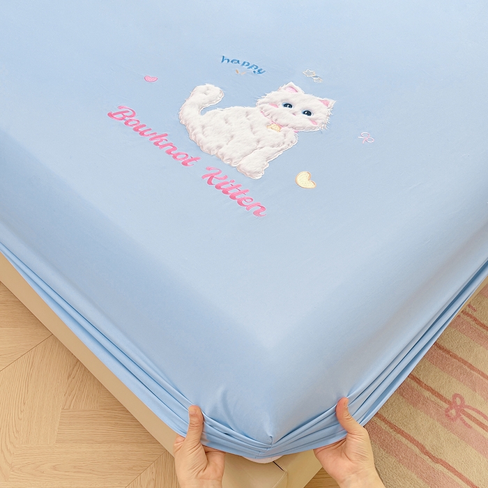 91家纺网 家纺一手货源 找家纺 梦舒羽 2025春夏新款兔毛贴布绣卡通ins风水洗棉床笠学生宿舍床罩床垫保护垫三件套（带买家秀） 呆萌奶猫-海盐兰