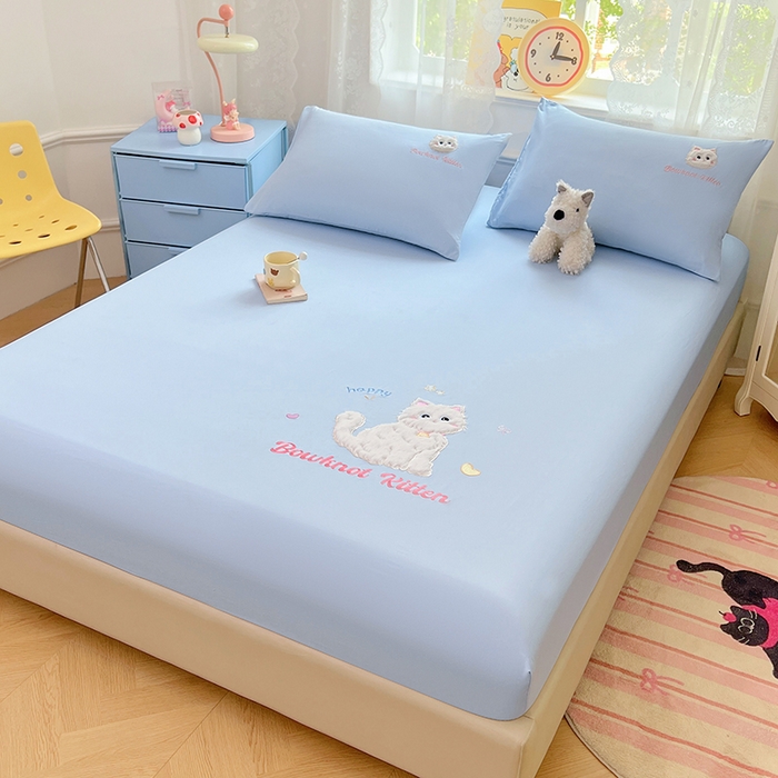 91家纺网 家纺一手货源 找家纺 梦舒羽 2025春夏新款兔毛贴布绣卡通ins风水洗棉床笠学生宿舍床罩床垫保护垫三件套（带买家秀） 呆萌奶猫-海盐兰
