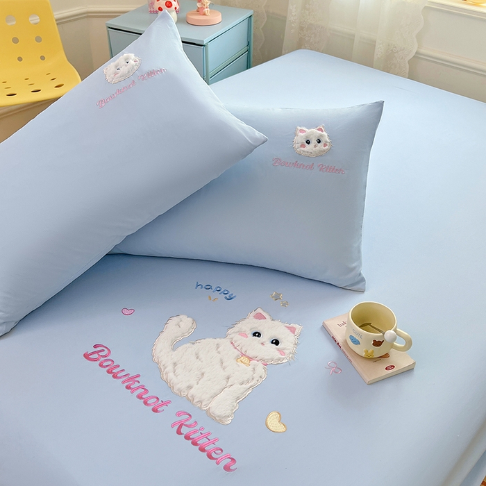 91家纺网 家纺一手货源 找家纺 梦舒羽 2025春夏新款兔毛贴布绣卡通ins风水洗棉床笠学生宿舍床罩床垫保护垫三件套（带买家秀） 呆萌奶猫-海盐兰