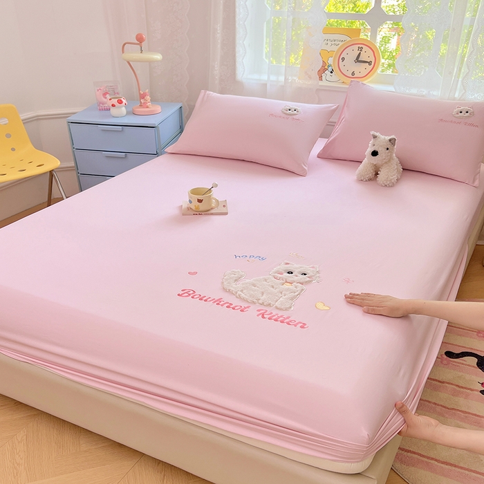 91家纺网 家纺一手货源 找家纺 梦舒羽 2025春夏新款兔毛贴布绣卡通ins风水洗棉床笠学生宿舍床罩床垫保护垫三件套（带买家秀） 呆萌奶猫-浪漫粉