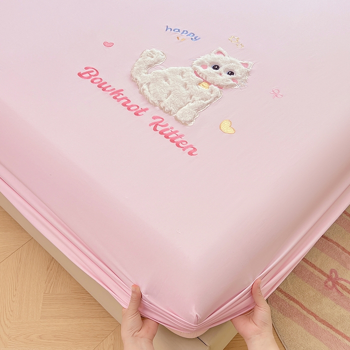 91家纺网 家纺一手货源 找家纺 梦舒羽 2025春夏新款兔毛贴布绣卡通ins风水洗棉床笠学生宿舍床罩床垫保护垫三件套（带买家秀） 呆萌奶猫-浪漫粉