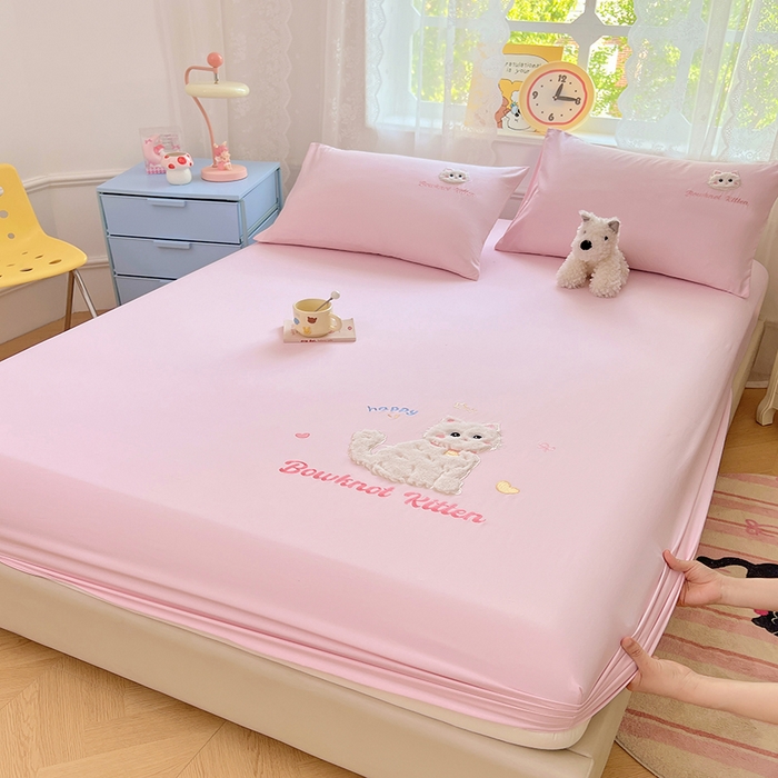 91家纺网 家纺一手货源 找家纺 梦舒羽 2025春夏新款兔毛贴布绣卡通ins风水洗棉床笠学生宿舍床罩床垫保护垫三件套（带买家秀） 呆萌奶猫-浪漫粉