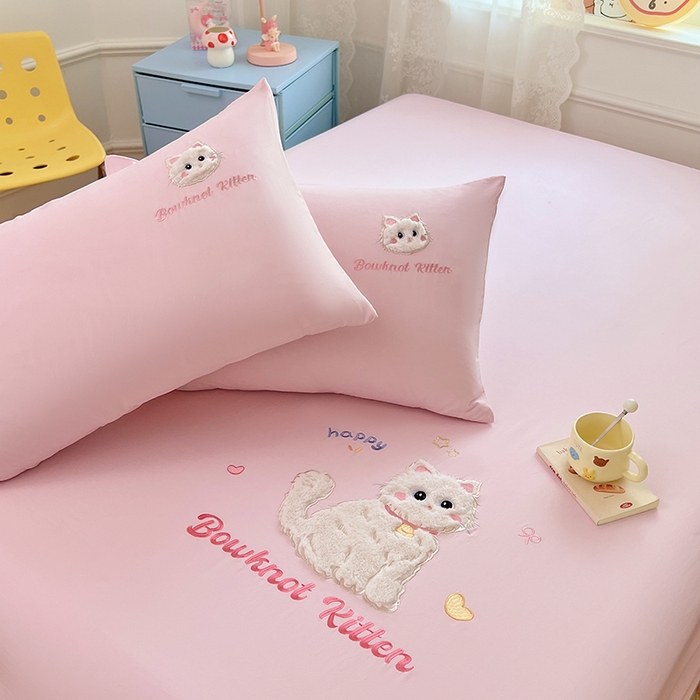 91家纺网 家纺一手货源 找家纺 梦舒羽 2025春夏新款兔毛贴布绣卡通ins风水洗棉床笠学生宿舍床罩床垫保护垫三件套（带买家秀） 呆萌奶猫-浪漫粉