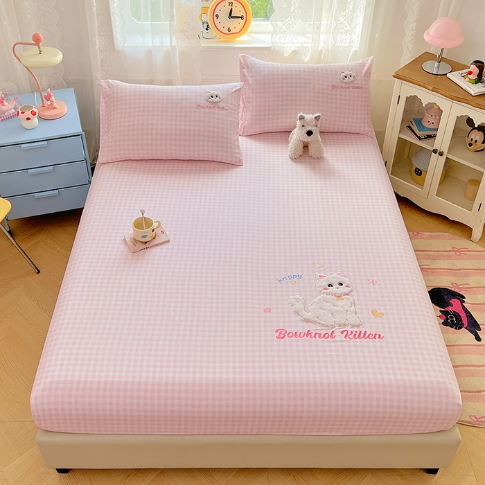 91家纺网 家纺一手货源 找家纺 梦舒羽 2025春夏新款兔毛贴布绣卡通ins风水洗棉床笠学生宿舍床罩床垫保护垫三件套（带买家秀） 呆萌奶猫-心动粉格
