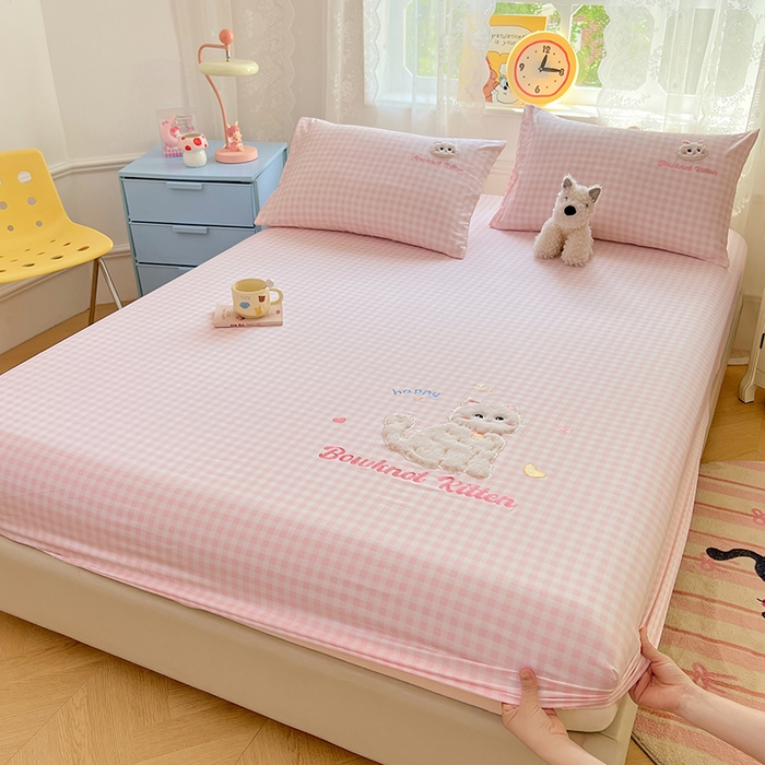 91家纺网 家纺一手货源 找家纺 梦舒羽 2025春夏新款兔毛贴布绣卡通ins风水洗棉床笠学生宿舍床罩床垫保护垫三件套（带买家秀） 呆萌奶猫-心动粉格
