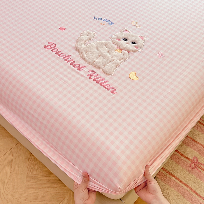 91家纺网 家纺一手货源 找家纺 梦舒羽 2025春夏新款兔毛贴布绣卡通ins风水洗棉床笠学生宿舍床罩床垫保护垫三件套（带买家秀） 呆萌奶猫-心动粉格