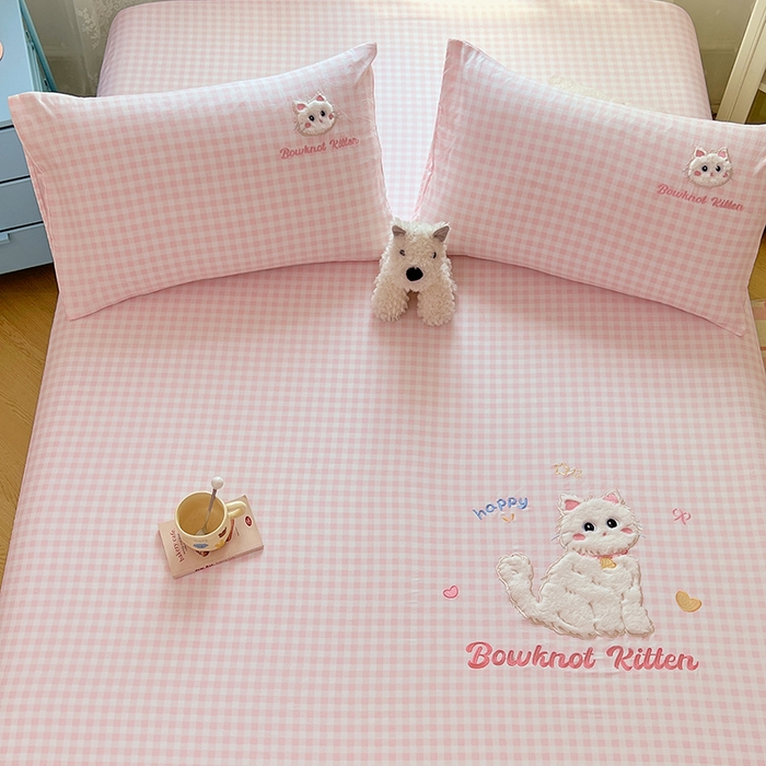 91家纺网 家纺一手货源 找家纺 梦舒羽 2025春夏新款兔毛贴布绣卡通ins风水洗棉床笠学生宿舍床罩床垫保护垫三件套（带买家秀） 呆萌奶猫-心动粉格