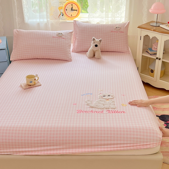 91家纺网 家纺一手货源 找家纺 梦舒羽 2025春夏新款兔毛贴布绣卡通ins风水洗棉床笠学生宿舍床罩床垫保护垫三件套（带买家秀） 呆萌奶猫-心动粉格
