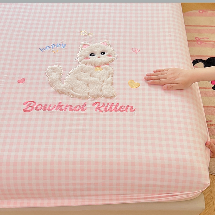 91家纺网 家纺一手货源 找家纺 梦舒羽 2025春夏新款兔毛贴布绣卡通ins风水洗棉床笠学生宿舍床罩床垫保护垫三件套（带买家秀） 呆萌奶猫-心动粉格