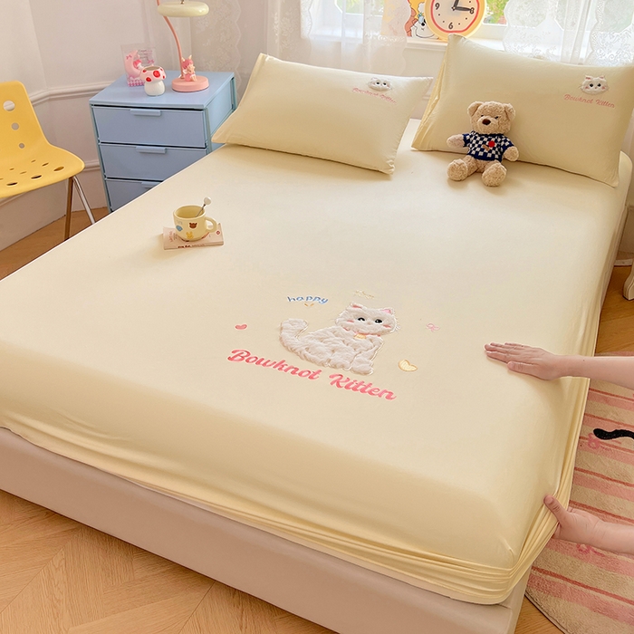 91家纺网 家纺一手货源 找家纺 梦舒羽 2025春夏新款兔毛贴布绣卡通ins风水洗棉床笠学生宿舍床罩床垫保护垫三件套（带买家秀） 呆萌奶猫-芝士黄