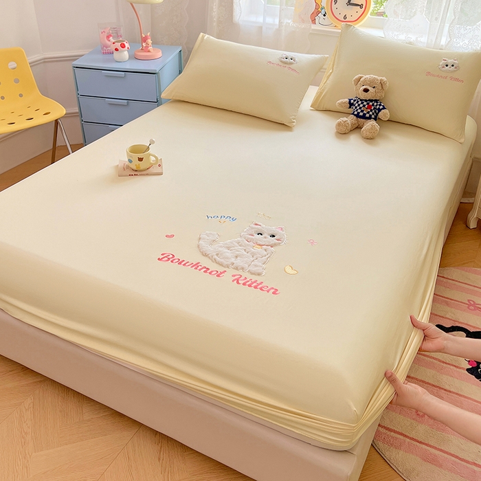 91家纺网 家纺一手货源 找家纺 梦舒羽 2025春夏新款兔毛贴布绣卡通ins风水洗棉床笠学生宿舍床罩床垫保护垫三件套（带买家秀） 呆萌奶猫-芝士黄