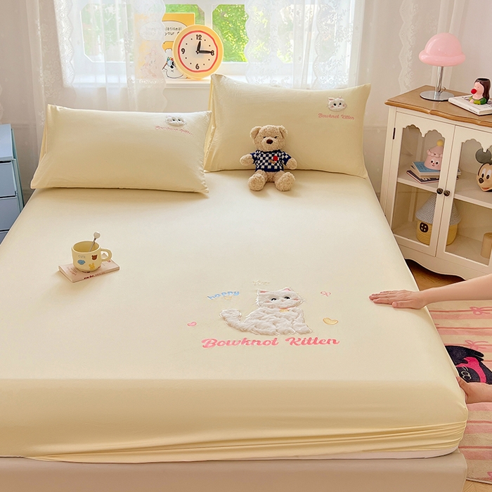 91家纺网 家纺一手货源 找家纺 梦舒羽 2025春夏新款兔毛贴布绣卡通ins风水洗棉床笠学生宿舍床罩床垫保护垫三件套（带买家秀） 呆萌奶猫-芝士黄