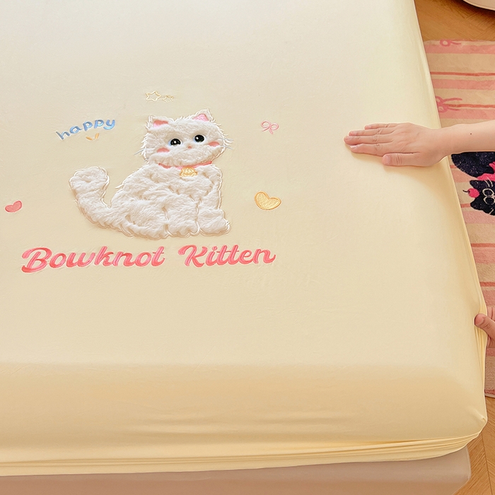 91家纺网 家纺一手货源 找家纺 梦舒羽 2025春夏新款兔毛贴布绣卡通ins风水洗棉床笠学生宿舍床罩床垫保护垫三件套（带买家秀） 呆萌奶猫-芝士黄