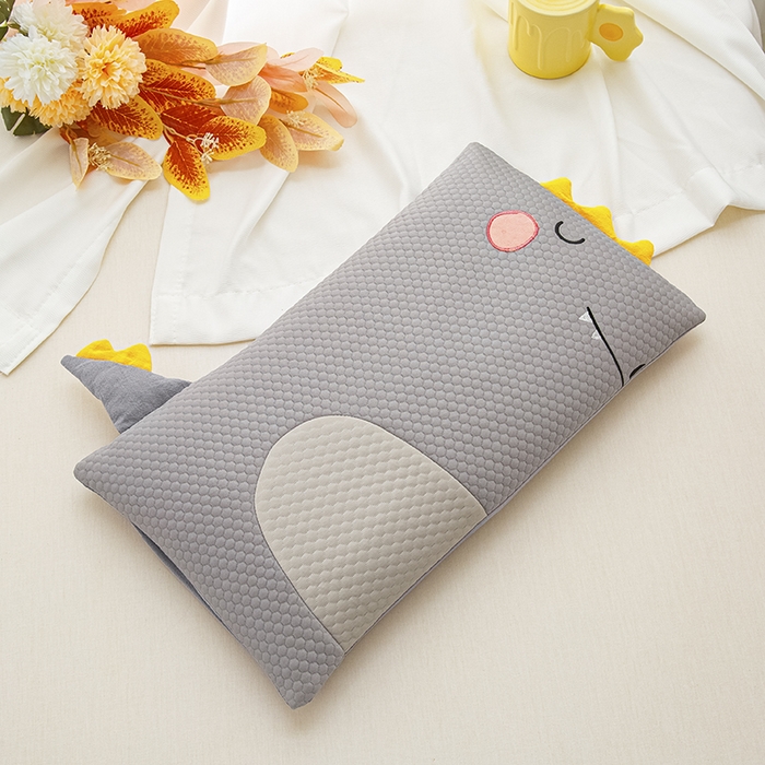 91家纺网 家纺一手货源 找家纺 织布人 2025春夏新款荞麦枕头夏凉感卡通贴布绣小恐龙儿童学生防出汗专用枕芯单枕芯 夏凉卡通-贴布绣小恐龙灰色 30x50cm/只