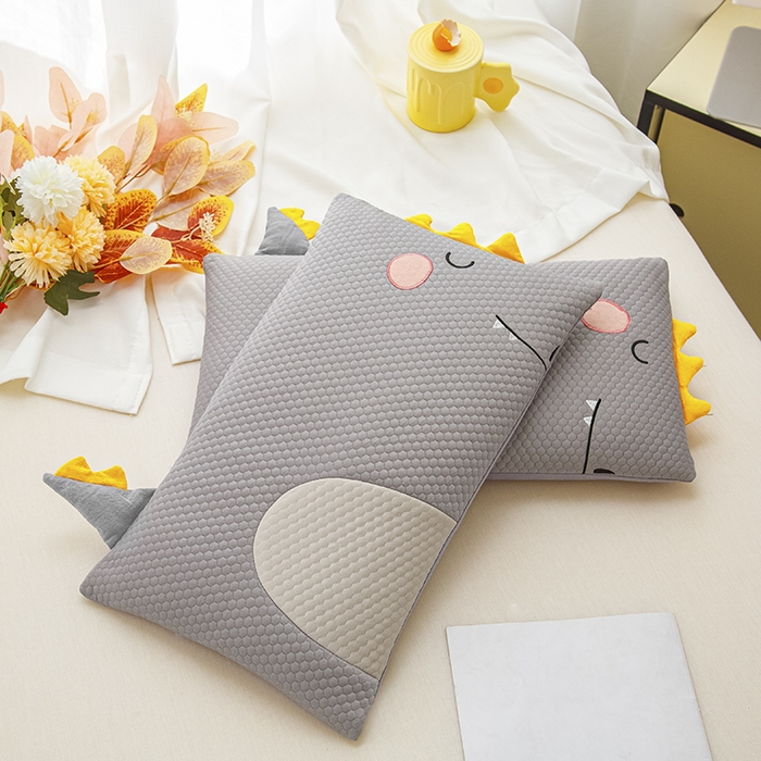 91家纺网 家纺一手货源 找家纺 织布人 2025春夏新款荞麦枕头夏凉感卡通贴布绣小恐龙儿童学生防出汗专用枕芯单枕芯 夏凉卡通-贴布绣小恐龙灰色 30x50cm/只
