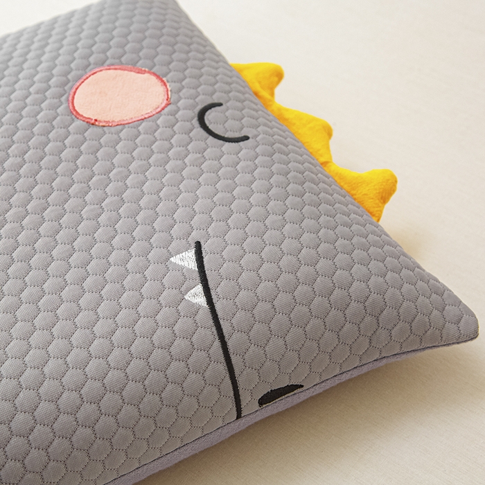 91家纺网 家纺一手货源 找家纺 织布人 2025春夏新款荞麦枕头夏凉感卡通贴布绣小恐龙儿童学生防出汗专用枕芯单枕芯 夏凉卡通-贴布绣小恐龙灰色 30x50cm/只