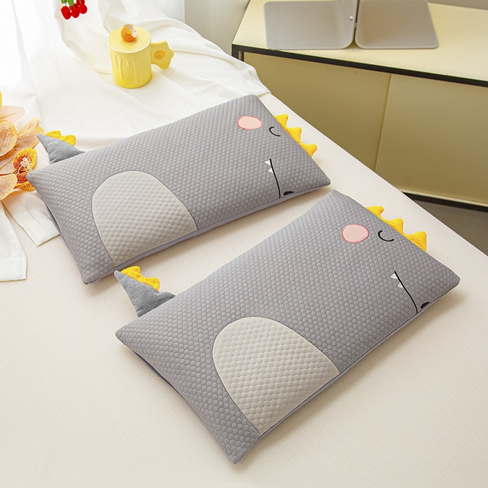 91家纺网 家纺一手货源 找家纺 织布人 2025春夏新款荞麦枕头夏凉感卡通贴布绣小恐龙儿童学生防出汗专用枕芯单枕芯 夏凉卡通-贴布绣小恐龙灰色 30x50cm/只