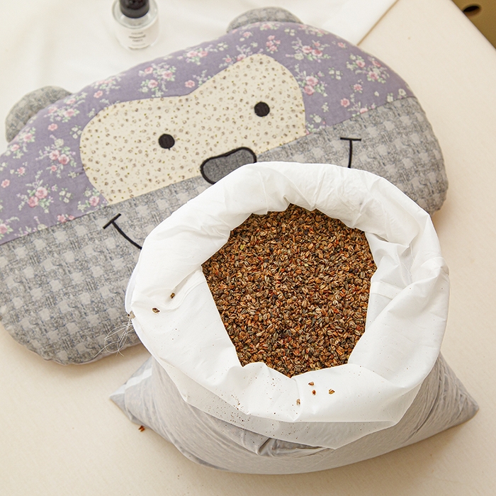 91家纺网 家纺一手货源 找家纺 （总）织布人 2025春夏新款荞麦枕直播爆款全棉纯棉双层纱调皮猴荞麦枕头学生成人硬枕芯单枕芯