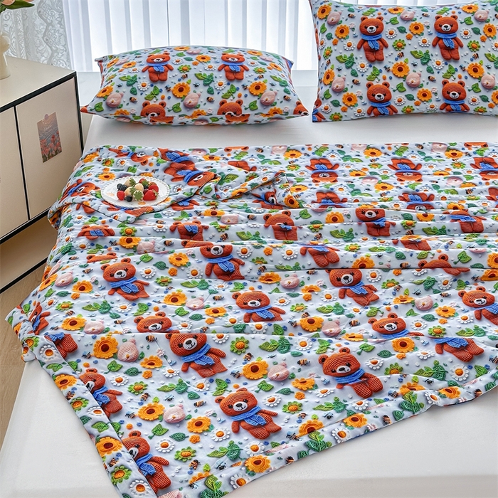 91家纺网 家纺一手货源 找家纺 天瑜家纺 2025新款5D印花棉绸卡通夏被 5D桔色小熊