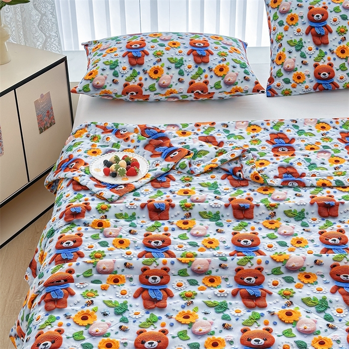 91家纺网 家纺一手货源 找家纺 天瑜家纺 2025新款5D印花棉绸卡通夏被 5D桔色小熊