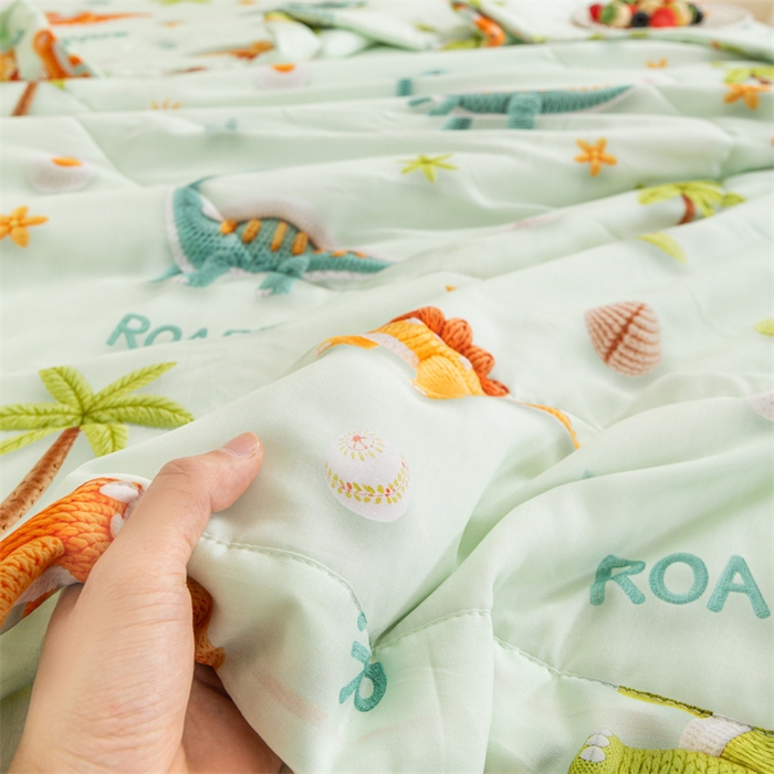 91家纺网 家纺一手货源 找家纺 天瑜家纺 2025新款5D印花棉绸卡通夏被 5D恐龙乐园