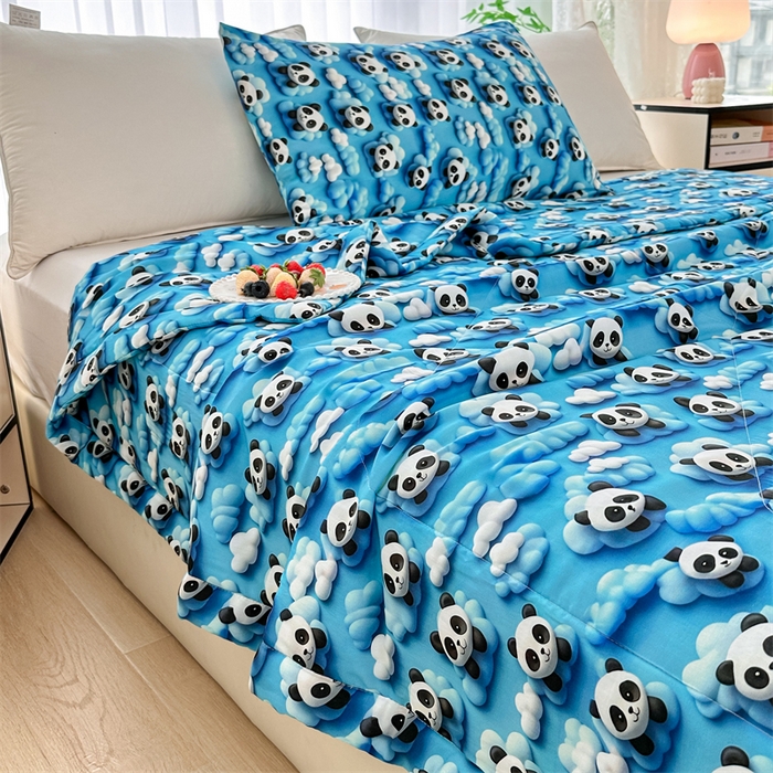 91家纺网 家纺一手货源 找家纺 天瑜家纺 2025新款5D印花棉绸卡通夏被 5D熊猫蓝