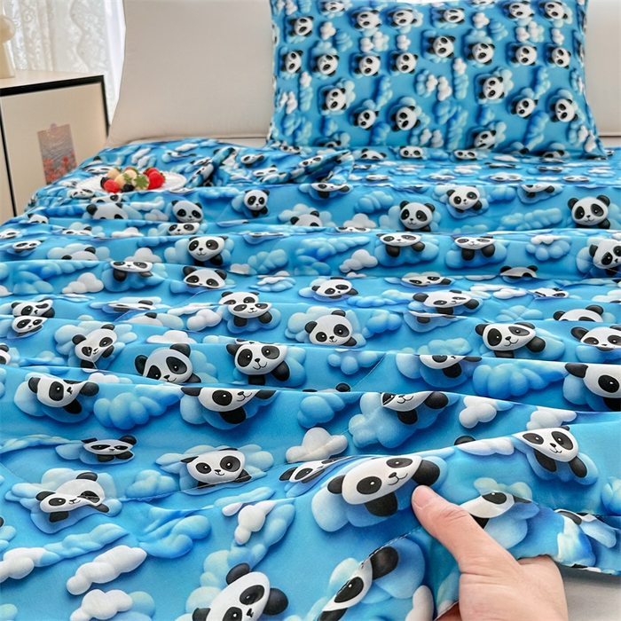 91家纺网 家纺一手货源 找家纺 天瑜家纺 2025新款5D印花棉绸卡通夏被 5D熊猫蓝