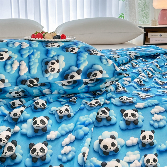 91家纺网 家纺一手货源 找家纺 天瑜家纺 2025新款5D印花棉绸卡通夏被 5D熊猫蓝