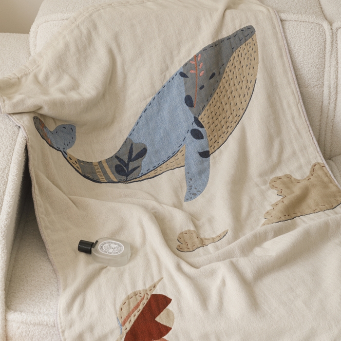 91家纺网 家纺一手货源 找家纺 爱港家纺 2025新款全棉全彩纱浴巾 披肩毯 午睡纱布毯 浴巾-大鱼-女孩 75*150cm/条