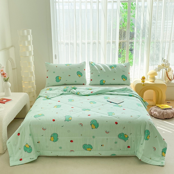 91家纺网 家纺一手货源 找家纺 天瑜家纺 2025新款棉绸夏被苏香绸舒香绸夏凉被人造棉空调被 草莓恐龙绿