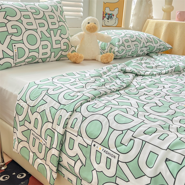 91家纺网 家纺一手货源 找家纺 天瑜家纺 2025新款棉绸夏被苏香绸舒香绸夏凉被人造棉空调被 字母绿