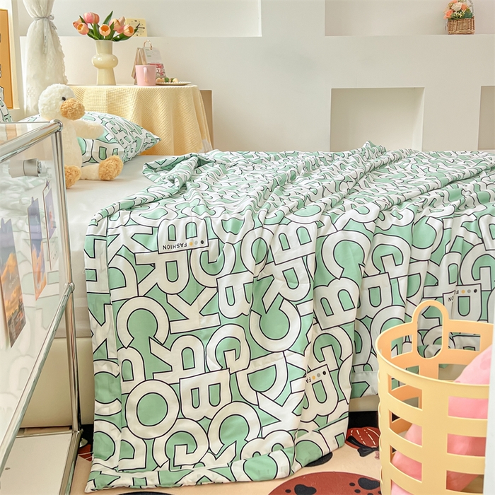 91家纺网 家纺一手货源 找家纺 天瑜家纺 2025新款棉绸夏被苏香绸舒香绸夏凉被人造棉空调被 字母绿