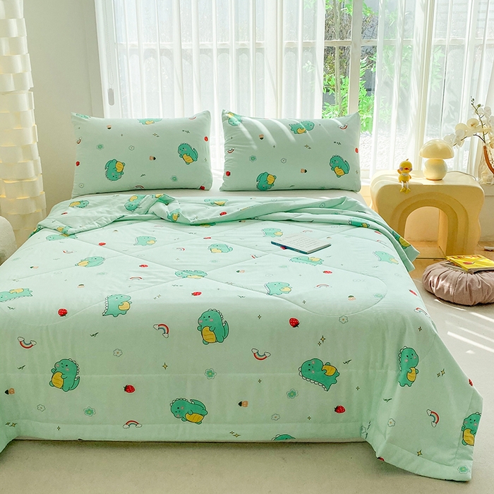 91家纺网 家纺一手货源 找家纺 天瑜家纺 2025新款棉绸夏被苏香绸舒香绸夏凉被人造棉空调被 草莓恐龙绿