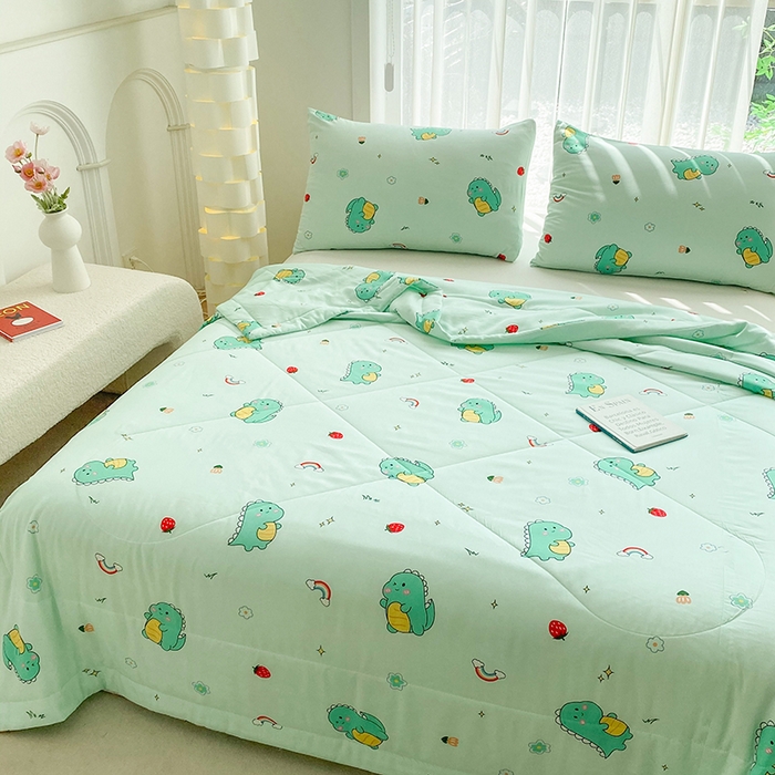 91家纺网 家纺一手货源 找家纺 天瑜家纺 2025新款棉绸夏被苏香绸舒香绸夏凉被人造棉空调被 草莓恐龙绿