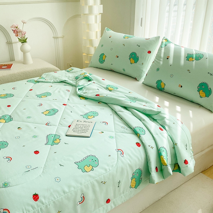 91家纺网 家纺一手货源 找家纺 天瑜家纺 2025新款棉绸夏被苏香绸舒香绸夏凉被人造棉空调被 草莓恐龙绿