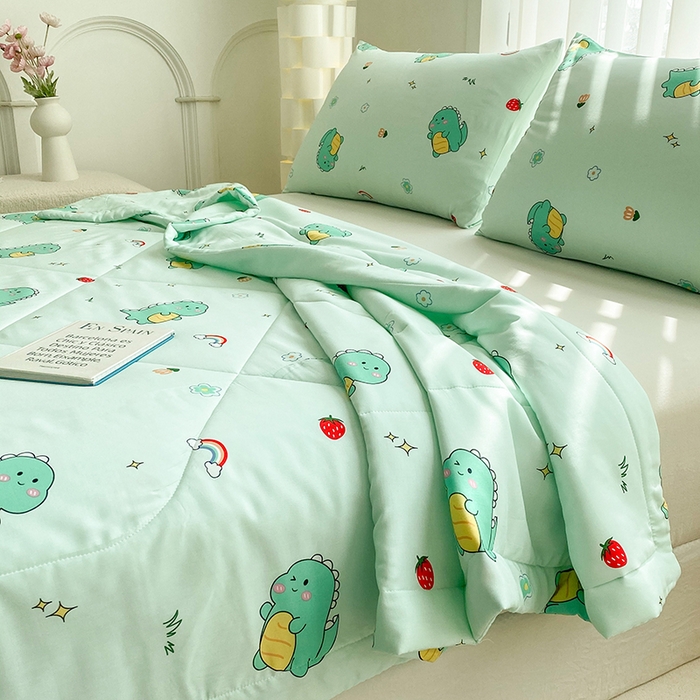 91家纺网 家纺一手货源 找家纺 天瑜家纺 2025新款棉绸夏被苏香绸舒香绸夏凉被人造棉空调被 草莓恐龙绿