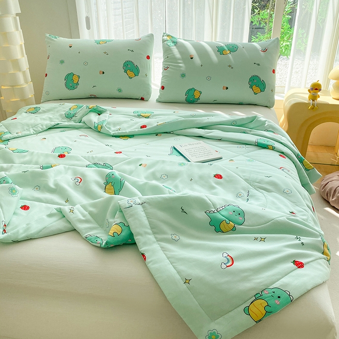 91家纺网 家纺一手货源 找家纺 天瑜家纺 2025新款棉绸夏被苏香绸舒香绸夏凉被人造棉空调被 草莓恐龙绿