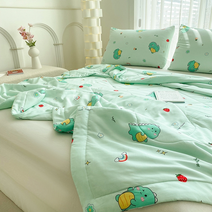 91家纺网 家纺一手货源 找家纺 天瑜家纺 2025新款棉绸夏被苏香绸舒香绸夏凉被人造棉空调被 草莓恐龙绿