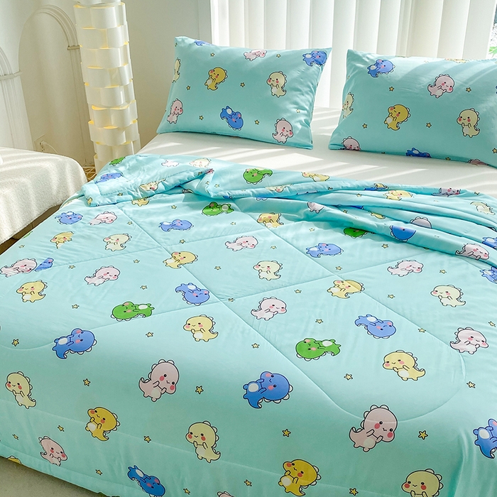 91家纺网 家纺一手货源 找家纺 天瑜家纺 2025新款棉绸夏被苏香绸舒香绸夏凉被人造棉空调被 恐龙宝贝蓝