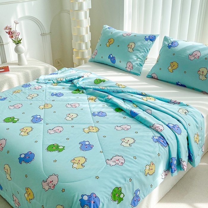 91家纺网 家纺一手货源 找家纺 天瑜家纺 2025新款棉绸夏被苏香绸舒香绸夏凉被人造棉空调被 恐龙宝贝蓝