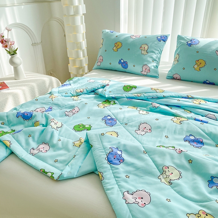 91家纺网 家纺一手货源 找家纺 天瑜家纺 2025新款棉绸夏被苏香绸舒香绸夏凉被人造棉空调被 恐龙宝贝蓝