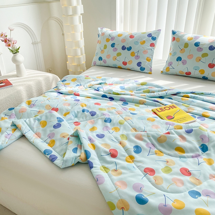 91家纺网 家纺一手货源 找家纺 天瑜家纺 2025新款棉绸夏被苏香绸舒香绸夏凉被人造棉空调被 七彩樱桃蓝