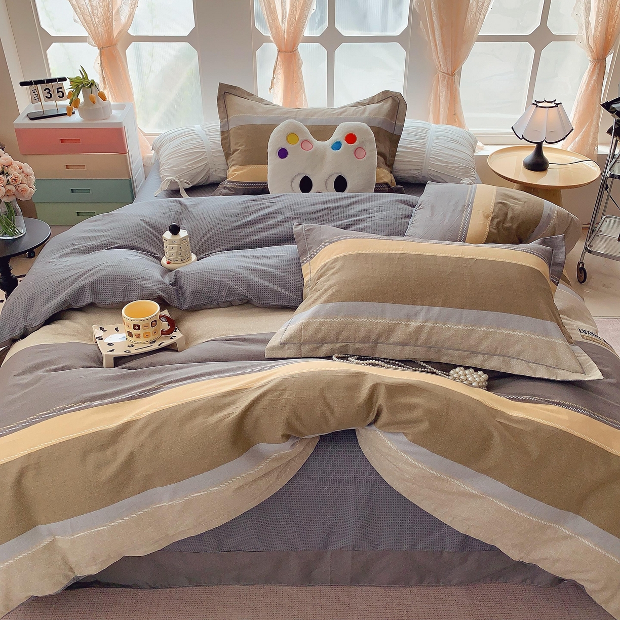 91家纺网 家纺一手货源 找家纺 莱豫家纺 2025新款亲肤舒适小清新印花纯棉四件套 条纹人生咖