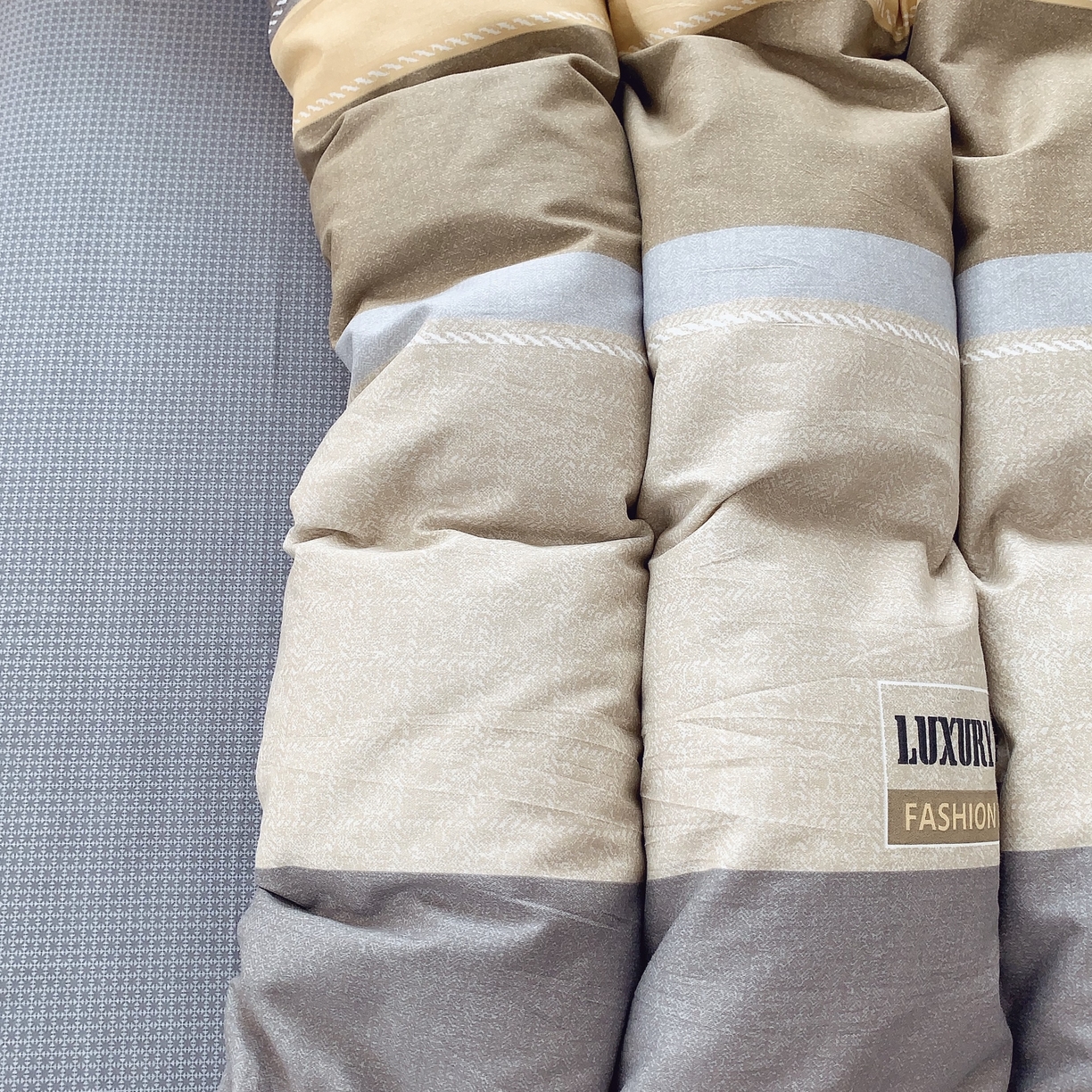 91家纺网 家纺一手货源 找家纺 莱豫家纺 2025新款亲肤舒适小清新印花纯棉四件套 条纹人生咖