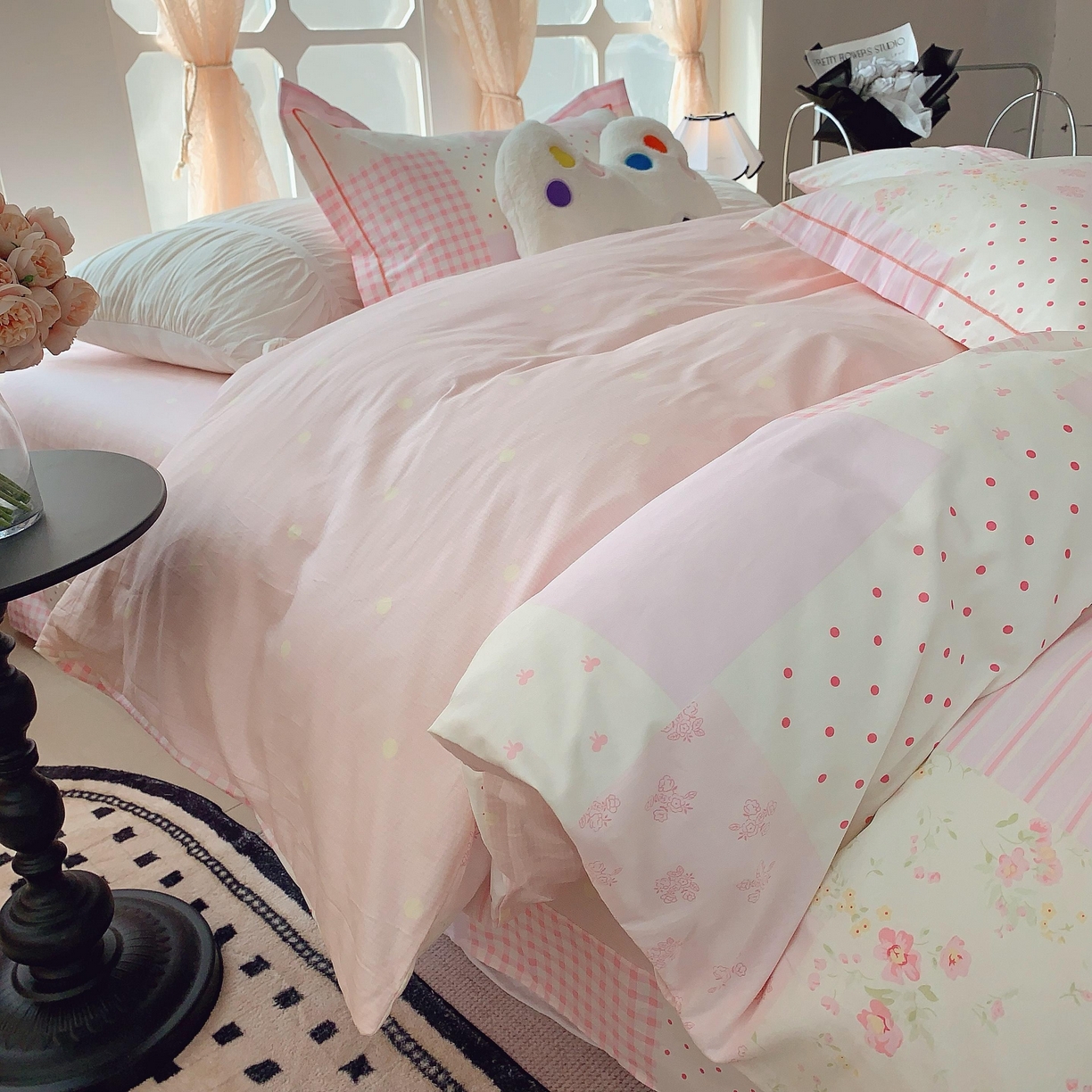 91家纺网 家纺一手货源 找家纺 莱豫家纺 2025新款亲肤舒适小清新印花纯棉四件套 幸福拼图粉