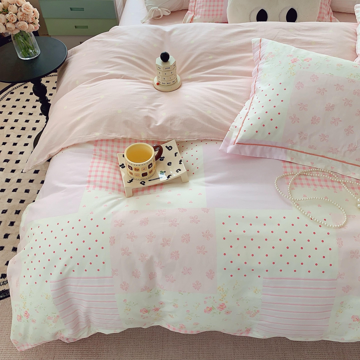 91家纺网 家纺一手货源 找家纺 莱豫家纺 2025新款亲肤舒适小清新印花纯棉四件套 幸福拼图粉