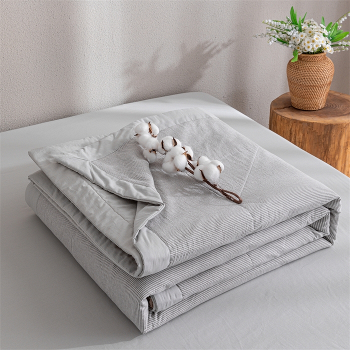91家纺网 家纺一手货源 找家纺 天瑜家纺 2025新款色织全棉水洗棉棉花夏被 灰细条