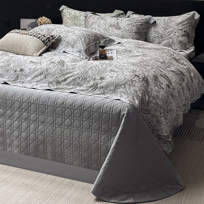 91家纺网 家纺一手货源 找家纺  2025新品A类天丝棉夹棉床盖床笠四件套全棉真丝保护罩高级感数码印花床上用品 丽芙-灰