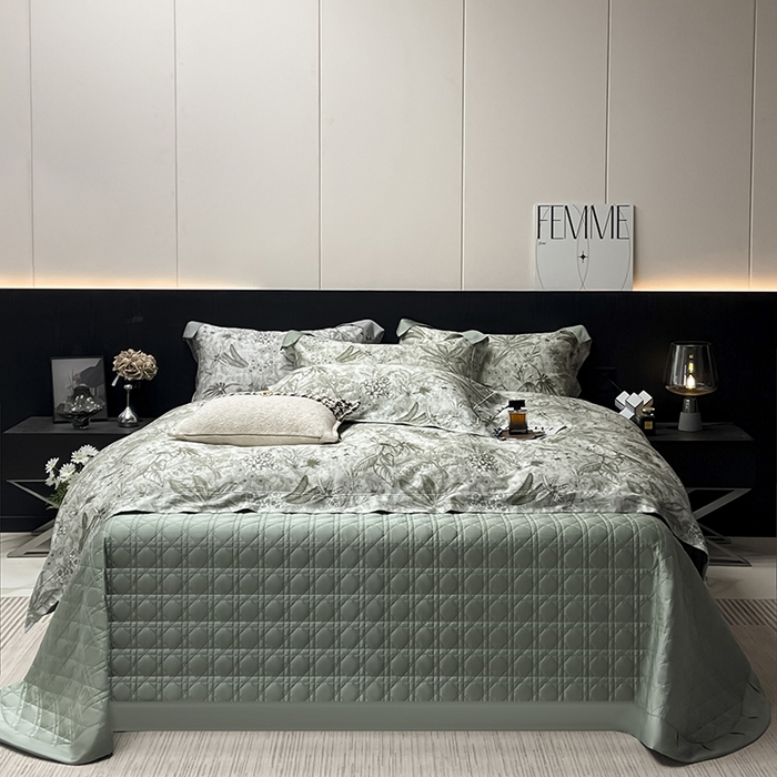 91家纺网 家纺一手货源 找家纺  2025新品A类天丝棉夹棉床盖床笠四件套全棉真丝保护罩高级感数码印花床上用品 丽芙-绿