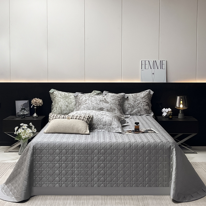 91家纺网 家纺一手货源 找家纺  2025新品A类天丝棉夹棉床盖床笠四件套全棉真丝保护罩高级感数码印花床上用品 丽芙-灰